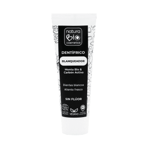 Envase de la Pasta de Dientes Blanqueadora Menta y Carbón Activo Ecológica Bio Sin Flúor 75ml de NaturaBIO Cosmetics, disponible en Equitanea. Producto natural y ecológico para una sonrisa más blanca y saludable.